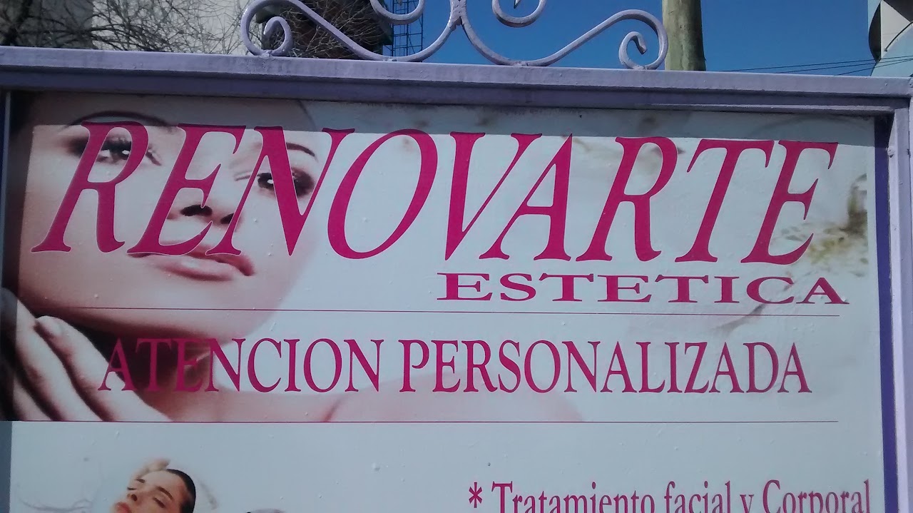 Fachada iluminada y recepción de bienvenida de Renovarte Estética en Resistencia